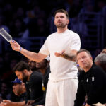 Luka Doncic v stredu povedal, že v Španielsku dostal injekciu plazmy bohatej na krvné doštičky, keď sa hviezda Los Angeles Lakers snaží urýchliť svoj osemtýždňový časový plán návratu po zranení stehennej šľachy, ktoré ho od začiatku apríla vyradilo z NBA.