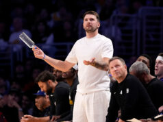 Luka Doncic je frustrovaný zranením počas play-off Lakers Luka Doncic v stredu povedal, že v Španielsku dostal injekciu plazmy bohatej na krvné doštičky, keď sa hviezda Los Angeles Lakers snaží urýchliť svoj osemtýždňový časový plán návratu po zranení stehennej šľachy, ktoré ho od začiatku apríla vyradilo z NBA.