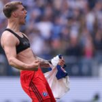 Luka Vuskovic oslavuje druhý gól Hamburgeru SV počas zápasu Bundesligy proti Freiburgu na Volksparkstadion