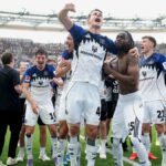 Luka Vuskovič oslavuje pred fanúšikmi Hamburgu po tom, čo si cez víkend zabezpečili status v Bundeslige