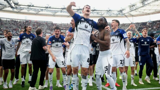 Luka Vuskovič oslavuje pred fanúšikmi Hamburgu po tom, čo si cez víkend zabezpečili status v Bundeslige