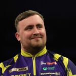 Luke Littler oslavuje počas štvrťfinálového zápasu proti Michaelovi van Gerwenovi vo First Direct Arena.