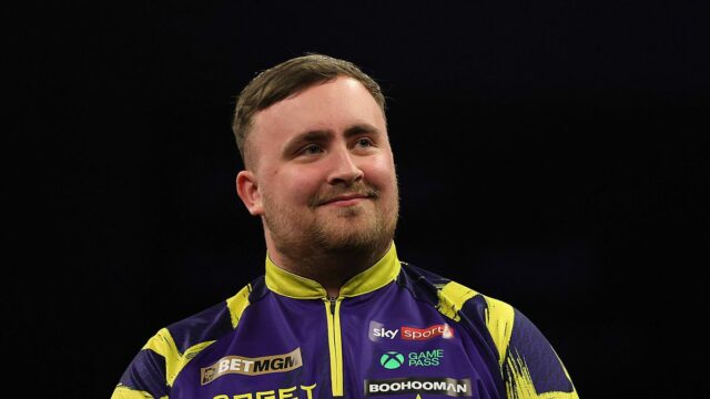 Luke Littler oslavuje počas štvrťfinálového zápasu proti Michaelovi van Gerwenovi vo First Direct Arena.  