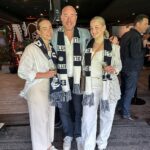 Luke Sayers, na snímke s dvoma zo svojich dcér, prirovnal klebety Dana Andrewsa o páde schodov k jeho škandálom s fotografiou X, odhaľujú súdne dokumenty