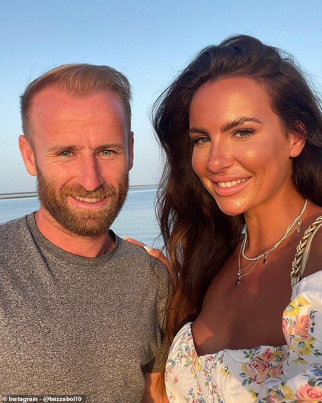 MANŽELKA Barryho Bannana zaútočila na manažéra Millwallu Alexa Neila, keď Manželka Barryho Bannana Chloe (vpravo) sa zamerala na šéfa Millwallu Alexa Neila, keď prehrali s Hullom v play-off.