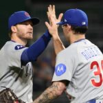 27. mája 2026; Pittsburgh, Pennsylvania, USA; Ľavý hráč tímu Chicago Cubs Ian Happ (8) a nadhadzovač Ethan Roberts (39) oslavujú po výhre nad Pittsburgh Pirates v PNC Parku. Povinný kredit: Charles LeClaire-Imagn Images