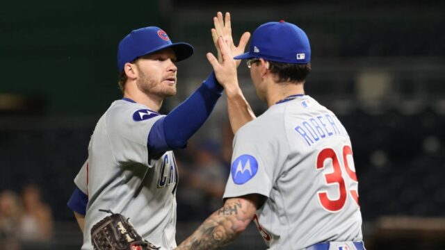 27. mája 2026; Pittsburgh, Pennsylvania, USA; Ľavý hráč tímu Chicago Cubs Ian Happ (8) a nadhadzovač Ethan Roberts (39) oslavujú po výhre nad Pittsburgh Pirates v PNC Parku. Povinný kredit: Charles LeClaire-Imagn Images