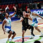 Jenning Leung z Macau Black Knights počas zápasu proti Phoenix Fuel Masters v roku 2026 PBA Commissioner's Cup.