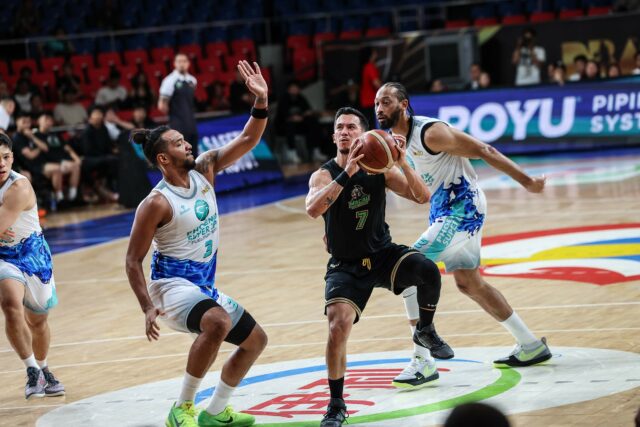 Jenning Leung z Macau Black Knights počas zápasu proti Phoenix Fuel Masters v roku 2026 PBA Commissioner's Cup. 