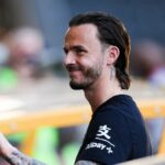 James Maddison drží ľavú ruku vo vzduchu