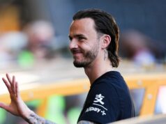 Maddison, Solanke, Vicario – Správy o zranení Tottenhamu a dátumy návratu pred Aston Villou James Maddison drží ľavú ruku vo vzduchu