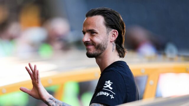 James Maddison drží ľavú ruku vo vzduchu