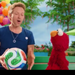 Vyhlásenie polčasu majstrovstiev sveta s Muppets Chrisom Martinom