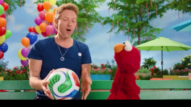 Vyhlásenie polčasu majstrovstiev sveta s Muppets Chrisom Martinom