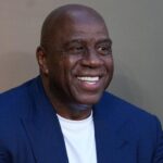 Magic Johnson podporuje Karen Bassovú nad výberom Jeanie Bussovej na starostku LA