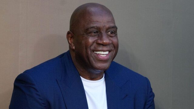 Magic Johnson podporuje Karen Bassovú nad výberom Jeanie Bussovej na starostku LA
