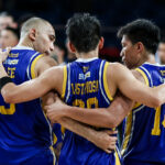 Magnolia Hotshots sa túli počas zápasu proti Meralco Bolts vo štvrťfinále PBA Commissioner's Cup v roku 2026.