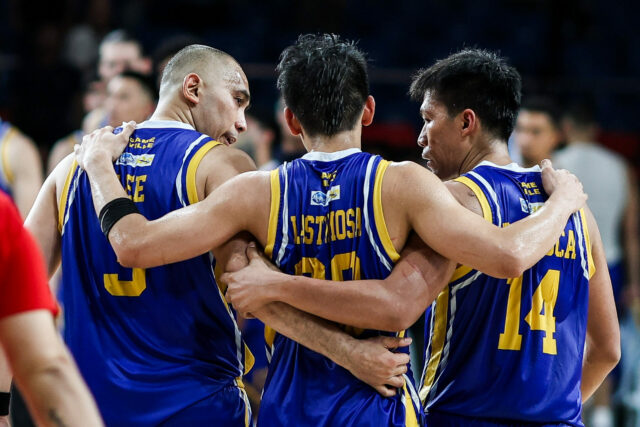 Magnolia Hotshots sa túli počas zápasu proti Meralco Bolts vo štvrťfinále PBA Commissioner's Cup v roku 2026.