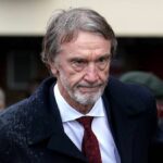 Sir Jim Ratcliffe sa pozerá