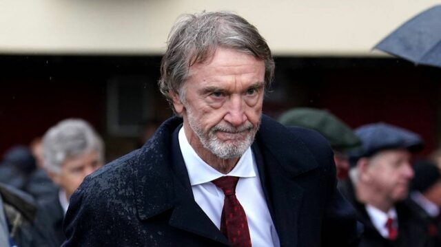 Sir Jim Ratcliffe sa pozerá 