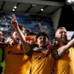 LONDÝN, ANGLICKO - 11. MÁJ: Mohamed Belloumi a Oliver McBurnie z Hull City oslavujú na plný úväzok po víťazstve tímu počas semifinálového zápasu druhého kola play-off Sky Bet Championship medzi Millwallom a Hull City v The Den 11. mája 2026 v Londýne v Anglicku. (Foto: Warren Little/Getty Images)