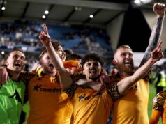 Majiteľ Hull City tvrdí, že právnici tvrdia, že klub by mal dostať priamu propagáciu po Spygate LONDÝN, ANGLICKO - 11. MÁJ: Mohamed Belloumi a Oliver McBurnie z Hull City oslavujú na plný úväzok po víťazstve tímu počas semifinálového zápasu druhého kola play-off Sky Bet Championship medzi Millwallom a Hull City v The Den 11. mája 2026 v Londýne v Anglicku. (Foto: Warren Little/Getty Images)