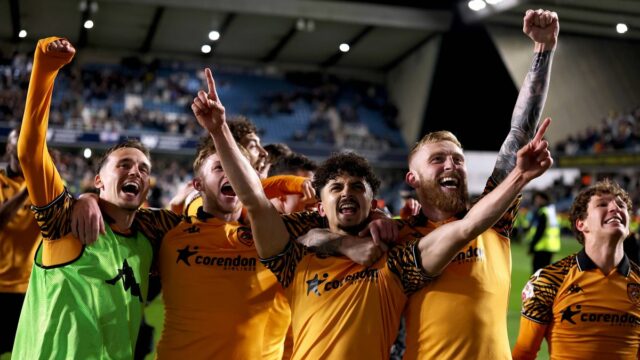 LONDÝN, ANGLICKO - 11. MÁJ: Mohamed Belloumi a Oliver McBurnie z Hull City oslavujú na plný úväzok po víťazstve tímu počas semifinálového zápasu druhého kola play-off Sky Bet Championship medzi Millwallom a Hull City v The Den 11. mája 2026 v Londýne v Anglicku. (Foto: Warren Little/Getty Images)