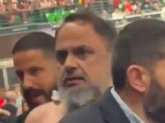 Majiteľ Nottingham Forest Evangelos Marinakis odišiel s roztrhanou košeľou a modrinami na tvári po verejnej roztržke so synovcom gréckeho premiéra Majiteľ Nottingham Forest Evangelos Marinakis zostal pomliaždený od busty