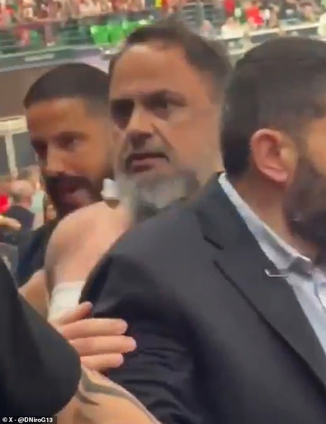Majiteľ Nottingham Forest Evangelos Marinakis odišiel s roztrhanou košeľou a Majiteľ Nottingham Forest Evangelos Marinakis zostal pomliaždený od busty