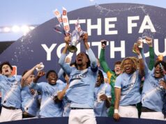 Man City porazil Man Utd vo finále FA Youth Cup ako čistý víťaz syna bývalej hviezdy Premier League MANCHESTER, ANGLICKO - 14. MÁJ: Kaden Braithwaite z Manchestru City zdvihol nad hlavu trofej FA Youth Cup po víťazstve tímu vo finálovom zápase FA Youth Cup medzi Manchestrom City a Manchestrom United na Joie Stadium 14. mája 2026 v Manchestri v Anglicku. (Foto: Naomi Baker/Getty Images)