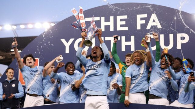 MANCHESTER, ANGLICKO - 14. MÁJ: Kaden Braithwaite z Manchestru City zdvihol nad hlavu trofej FA Youth Cup po víťazstve tímu vo finálovom zápase FA Youth Cup medzi Manchestrom City a Manchestrom United na Joie Stadium 14. mája 2026 v Manchestri v Anglicku. (Foto: Naomi Baker/Getty Images)