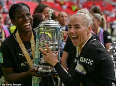 Man City roztrhal svoju vlastnú knihu pravidiel pre Pepa Guardiolu – teraz Bunny Shaw presne ukazuje, prečo to urobili znova, keď šampióni WSL získali double vo veľkom štýle, píše TARA ANSON-WALSH Shaw sa podieľal na prvých troch góloch, vrátane skórovania proti priebehu hry na prvý a zisku faulu za skvelý priamy kop Alexa Greenwooda, ktorý premenil druhý.