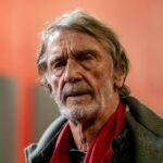 Sir Jim Ratcliffe prichádza na Old Trafford pred zápasom Manchestru United