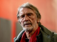 Man United ‚zelené svetlo deväť východov‘ po rozsiahlej generálnej oprave, aby uvoľnilo miesto pre dvojitý prestup Sir Jim Ratcliffe prichádza na Old Trafford pred zápasom Manchestru United