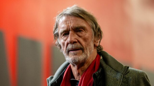 Sir Jim Ratcliffe prichádza na Old Trafford pred zápasom Manchestru United