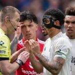 MANCHESTER, ANGLICKO - 17. MÁJ: Kapitán Nottingham Forest Morgan Gibbs-White rokuje s rozhodcom Michaelom Salisburym po tom, ako sa rozhodol povoliť gól Manchestru United napriek zásahu VAR počas zápasu Premier League medzi Manchestrom United a Nottinghamom Forest na Old Trafford 17. mája 2026 v Manchestri v Anglicku. (Foto: Visionhaus/Getty Images)