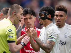 Man Utd a Nottingham Forest povedali, prečo rozhodca nesprávne rozhodol o góle Matheusa Cunhu MANCHESTER, ANGLICKO - 17. MÁJ: Kapitán Nottingham Forest Morgan Gibbs-White rokuje s rozhodcom Michaelom Salisburym po tom, ako sa rozhodol povoliť gól Manchestru United napriek zásahu VAR počas zápasu Premier League medzi Manchestrom United a Nottinghamom Forest na Old Trafford 17. mája 2026 v Manchestri v Anglicku. (Foto: Visionhaus/Getty Images)