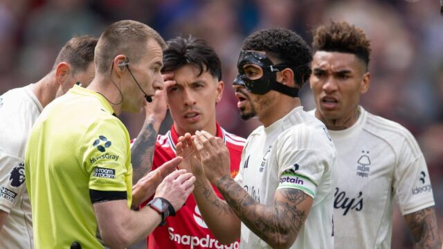 MANCHESTER, ANGLICKO - 17. MÁJ: Kapitán Nottingham Forest Morgan Gibbs-White rokuje s rozhodcom Michaelom Salisburym po tom, ako sa rozhodol povoliť gól Manchestru United napriek zásahu VAR počas zápasu Premier League medzi Manchestrom United a Nottinghamom Forest na Old Trafford 17. mája 2026 v Manchestri v Anglicku. (Foto: Visionhaus/Getty Images)
