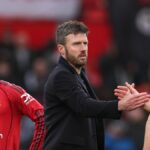 Hlavný tréner Manchestru United Michael Carrick si podáva ruku s Harrym Maguire