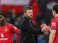 Man Utd aktivuje zmluvné klauzuly napriek verejnému varovaniu Michaela Carricka Hlavný tréner Manchestru United Michael Carrick si podáva ruku s Harrym Maguire