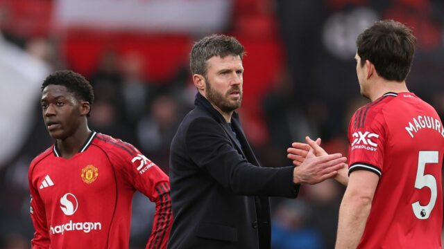 Hlavný tréner Manchestru United Michael Carrick si podáva ruku s Harrym Maguire 