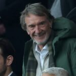 Spolumajiteľ Manchestru United Jim Ratcliffe (C) sedí na svojom mieste v zápase anglickej futbalovej Premier League medzi Manchestrom United a Manchestrom City na Old Trafford.