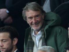 Man Utd by tento týždeň mohol po výraznom finančnom posilnení urobiť ťahy pre 5 hráčov Spolumajiteľ Manchestru United Jim Ratcliffe (C) sedí na svojom mieste v zápase anglickej futbalovej Premier League medzi Manchestrom United a Manchestrom City na Old Trafford.
