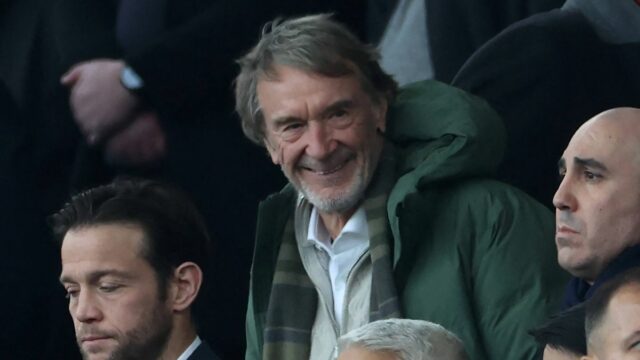 Spolumajiteľ Manchestru United Jim Ratcliffe (C) sedí na svojom mieste v zápase anglickej futbalovej Premier League medzi Manchestrom United a Manchestrom City na Old Trafford.
