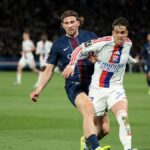 Illia Zabarnyi a Afonso Moreira počas futbalového zápasu Ligue 1 McDonald's medzi Parížom Saint-Germain a Olympique Lyonnais.