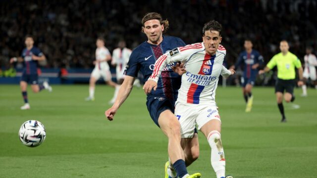 Illia Zabarnyi a Afonso Moreira počas futbalového zápasu Ligue 1 McDonald's medzi Parížom Saint-Germain a Olympique Lyonnais.