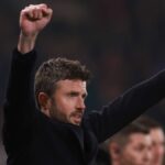 Hlavný tréner Manchestru United Michael Carrick oslavuje