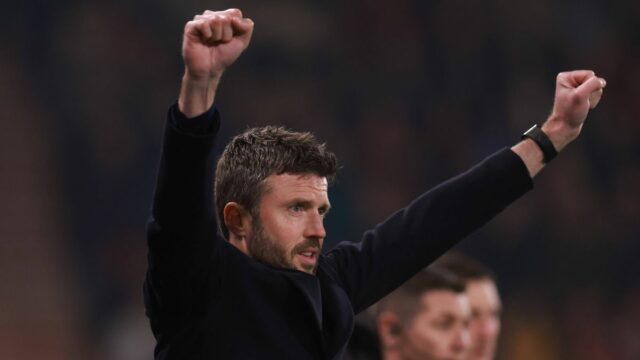 Hlavný tréner Manchestru United Michael Carrick oslavuje 