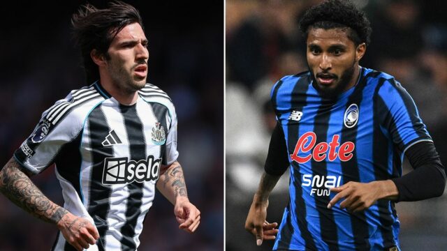 Patrick Dorgu z Manchestru United oslavuje strelenie prvého gólu svojho tímu so spoluhráčom Brunom Fernandesom počas zápasu Premier League medzi Brighton & Hove Albion a Manchestrom United na Amex Stadium 24. mája 2026 v anglickom Brightone.