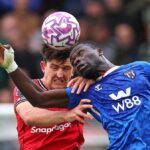 Harry Maguire a Brian Brobbey vyzývajú na loptu